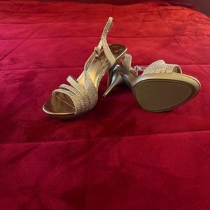 Gorgeous gold shimmer heels. Absolutely gorgeous on!